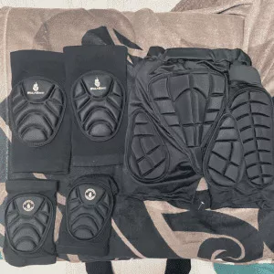 Obdržené polstrované šortky na snowboarding a chrániče kolen od zákaznice L**a.